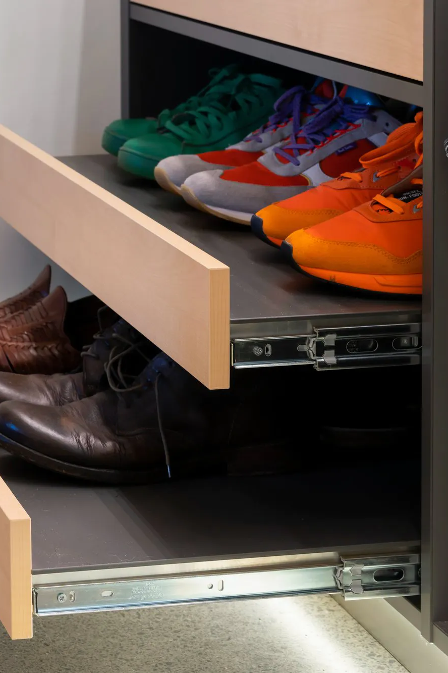 Pull-put shoe shelf detail