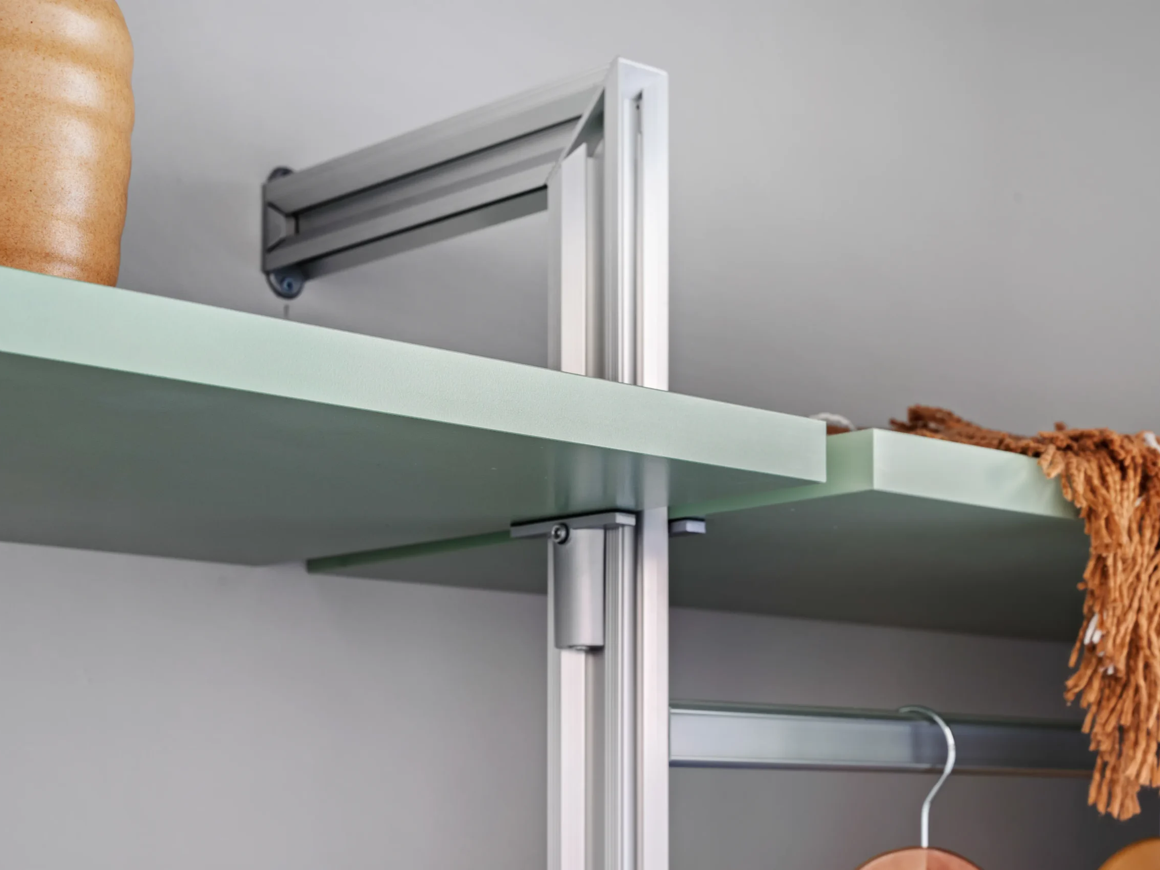 Innova reach-in Wardrobe in Melteca close up of stanchion