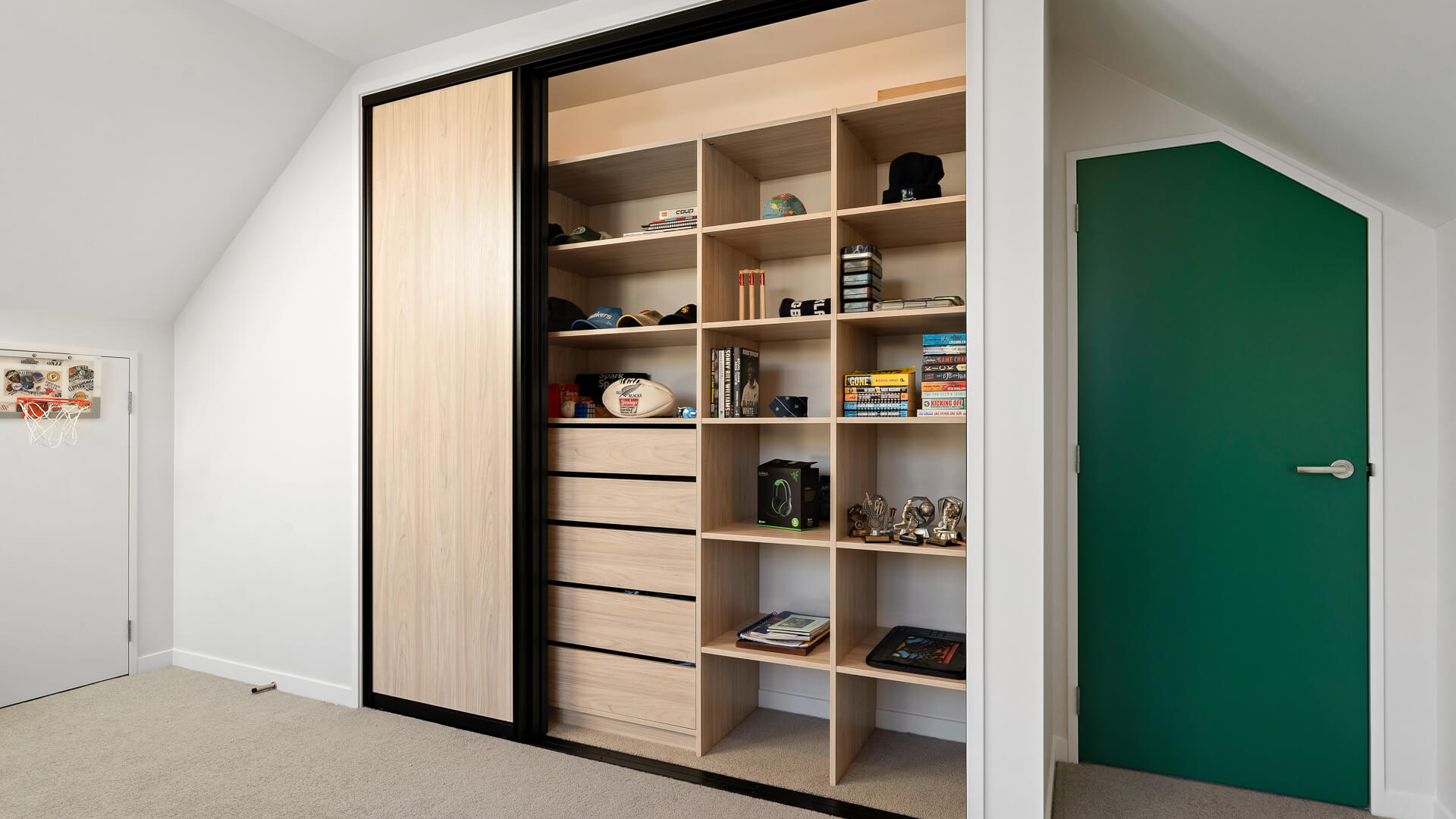 Aristo sliding wardrobe doors and Flex reach-in wardrobe organsier